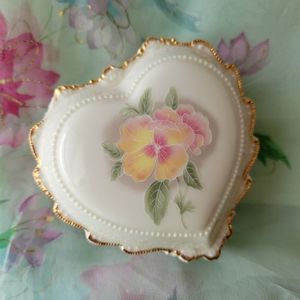 Heritage House Celebration of Love Porcelain Heart Music Box w/Lid ~ Pretty!